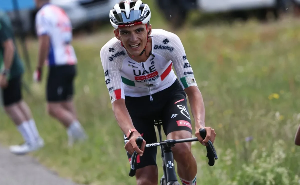 El ciclista mexicano Isaac Del Toro Romero, del equipo UAE Team Emirates XRG, participa en una escapada durante la ascensión final al Grand Colombier, en la séptima etapa del Tour Auvergne-Rhone-Alpes