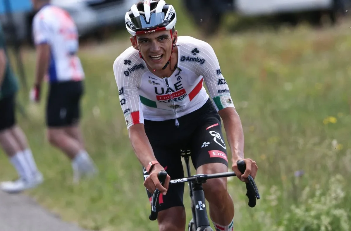 El ciclista mexicano Isaac Del Toro Romero, del equipo UAE Team Emirates XRG, participa en una escapada durante la ascensión final al Grand Colombier, en la séptima etapa del Tour Auvergne-Rhone-Alpes