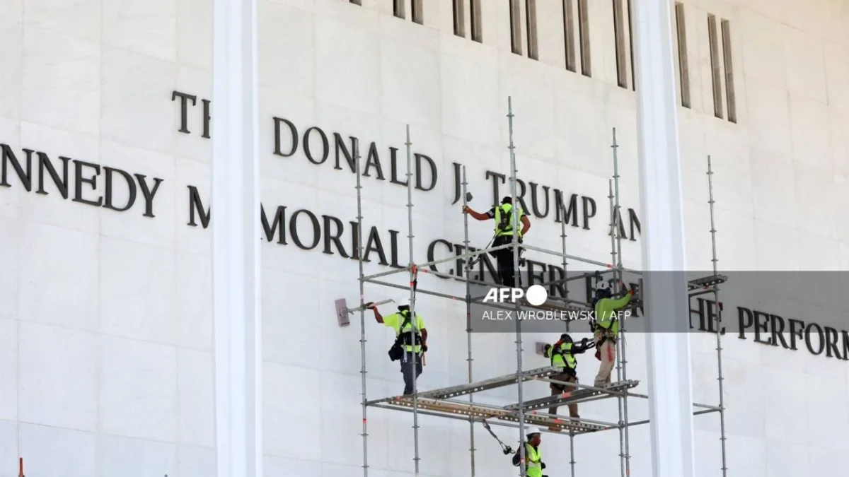 El juez de distrito Christopher Cooper ordenó el mes pasado, mediante un fallo, que el nombre de Trump fuera retirado del Kennedy Center.