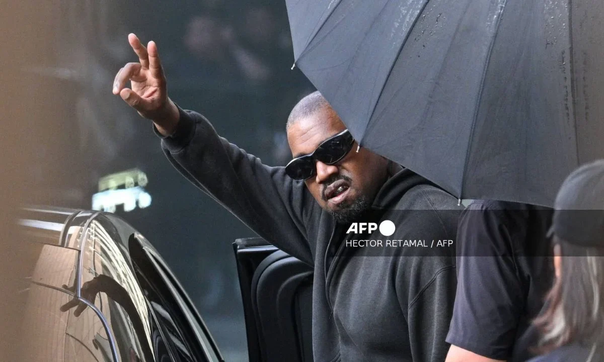Kanye West generó rechazo con sus comentarios que glorifican al líder nazi Adolfo Hitler, su canción llamada "Heil Hitler".