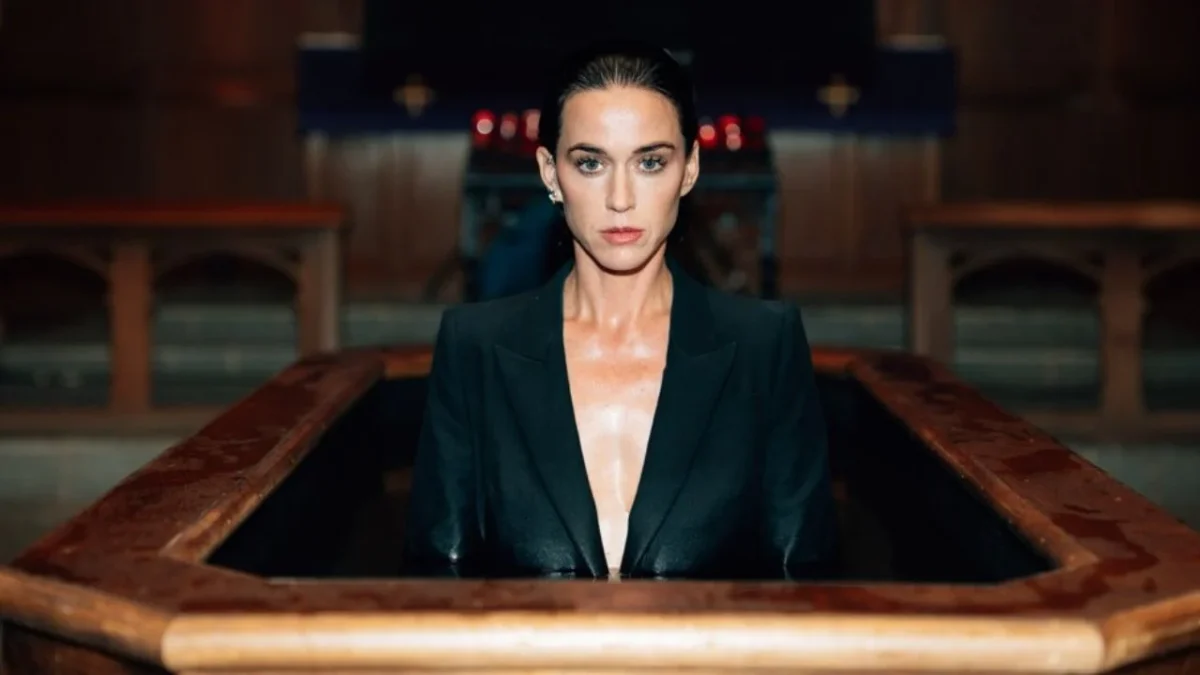 Katy Perry lanzó a nivel mundial 'Watch It Burn', junto con un nuevo video musical que retoma la historia que dejó en 'bandaids'.