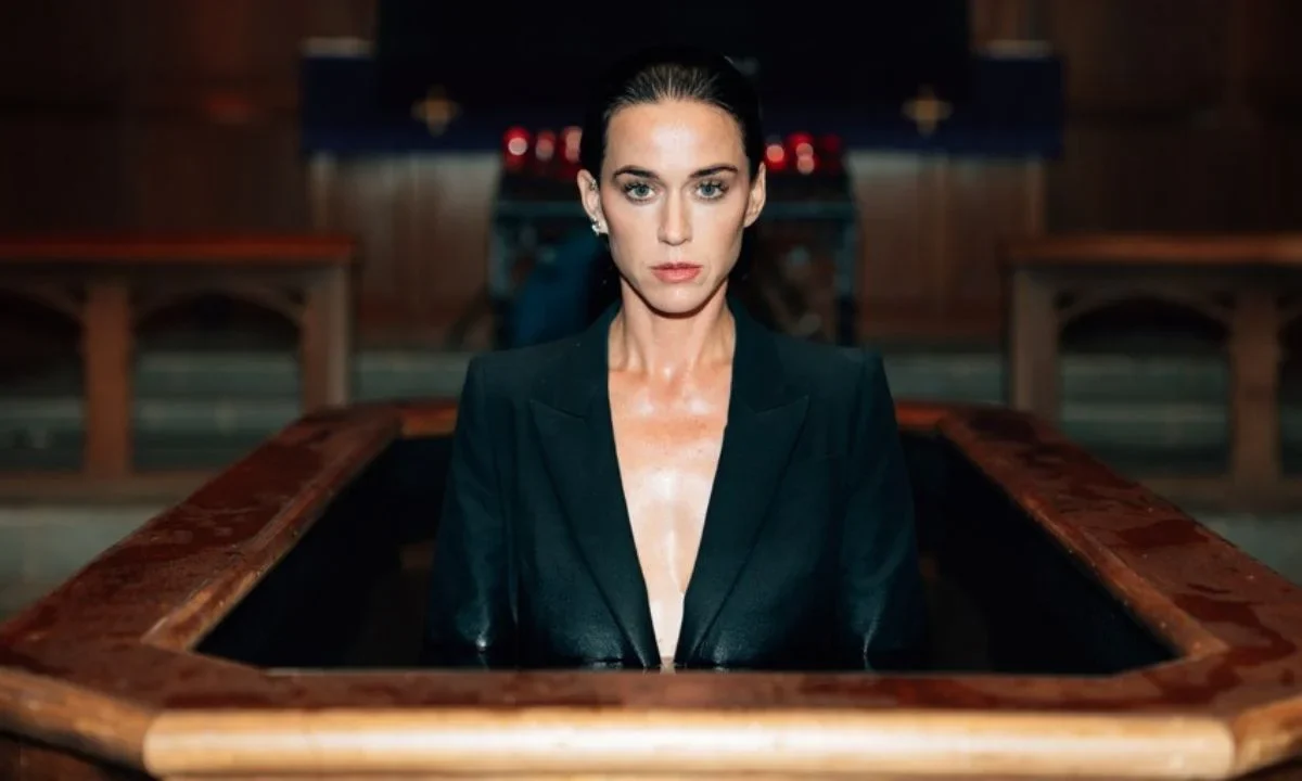 Katy Perry lanzó a nivel mundial 'Watch It Burn', junto con un nuevo video musical que retoma la historia que dejó en 'bandaids'.