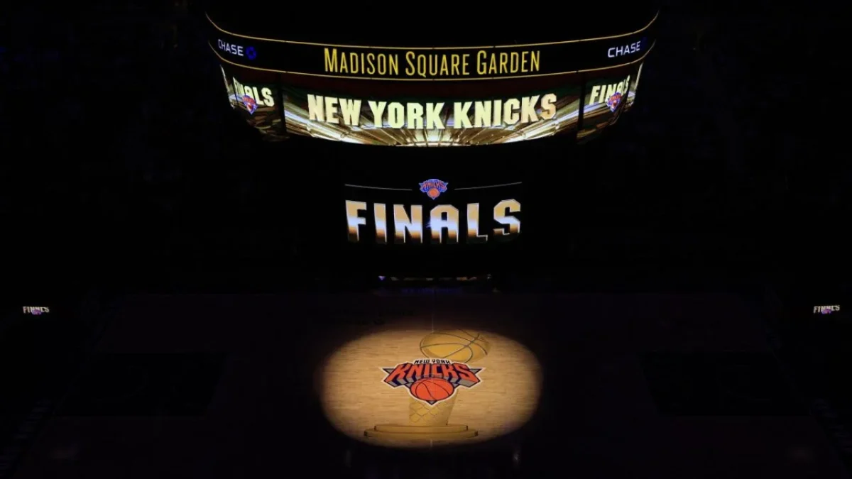 Los Knicks vencieron 105-95 a los San Antonio Spurs en el primer juego de las finales de los playoffs de la NBA.