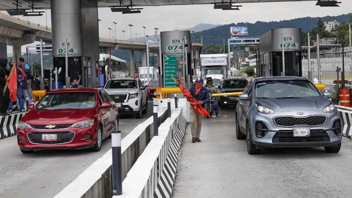 Tras casi 3 horas, los normalistas tuvieron tomada la Caseta de Cobro de la México-Cuernavaca.