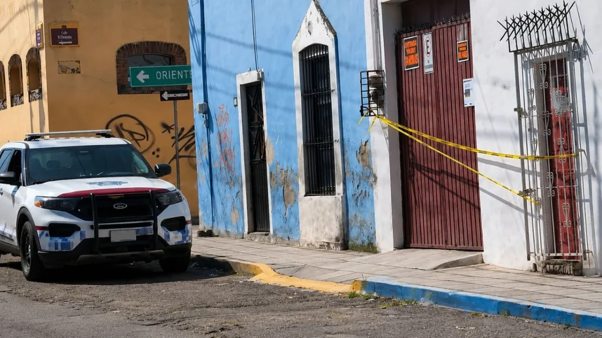 Un hombre perteneciente a la comunidad LGBT+ fue localizado muerto al interior de un inmueble, en el Barrio de Los Remedios, en Puebla.