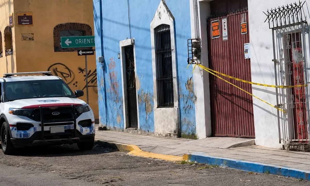 Un hombre perteneciente a la comunidad LGBT+ fue localizado muerto al interior de un inmueble, en el Barrio de Los Remedios, en Puebla.