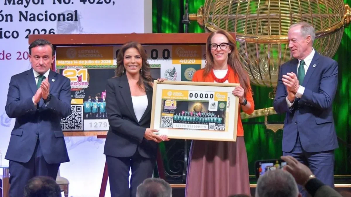 La Lotería Nacional, junto a las autoridades de la FMF, presentó el nuevo billete conmemorativo dedicado a la Selección Mexicana.