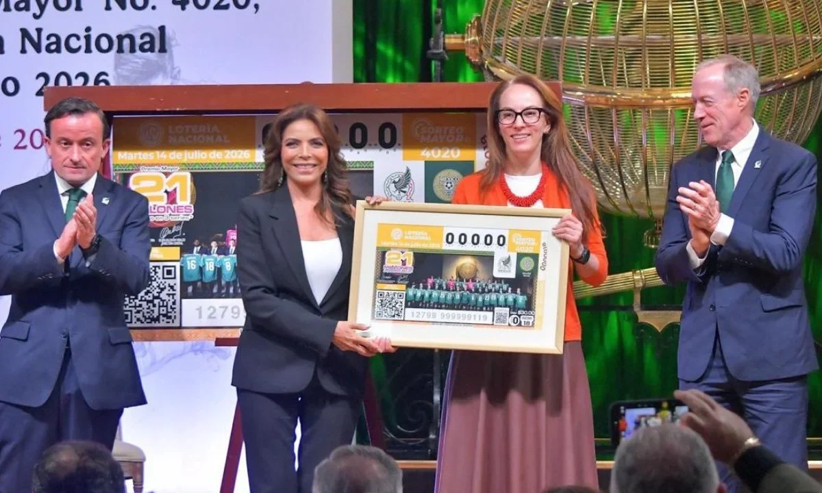 La Lotería Nacional, junto a las autoridades de la FMF, presentó el nuevo billete conmemorativo dedicado a la Selección Mexicana.