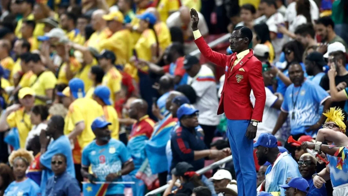 El hincha congoleño Michel Kuka Mboladinga (‘Lumumba Vea‘) se ha vuelto viral en redes sociales por emular a Patrice Émery.