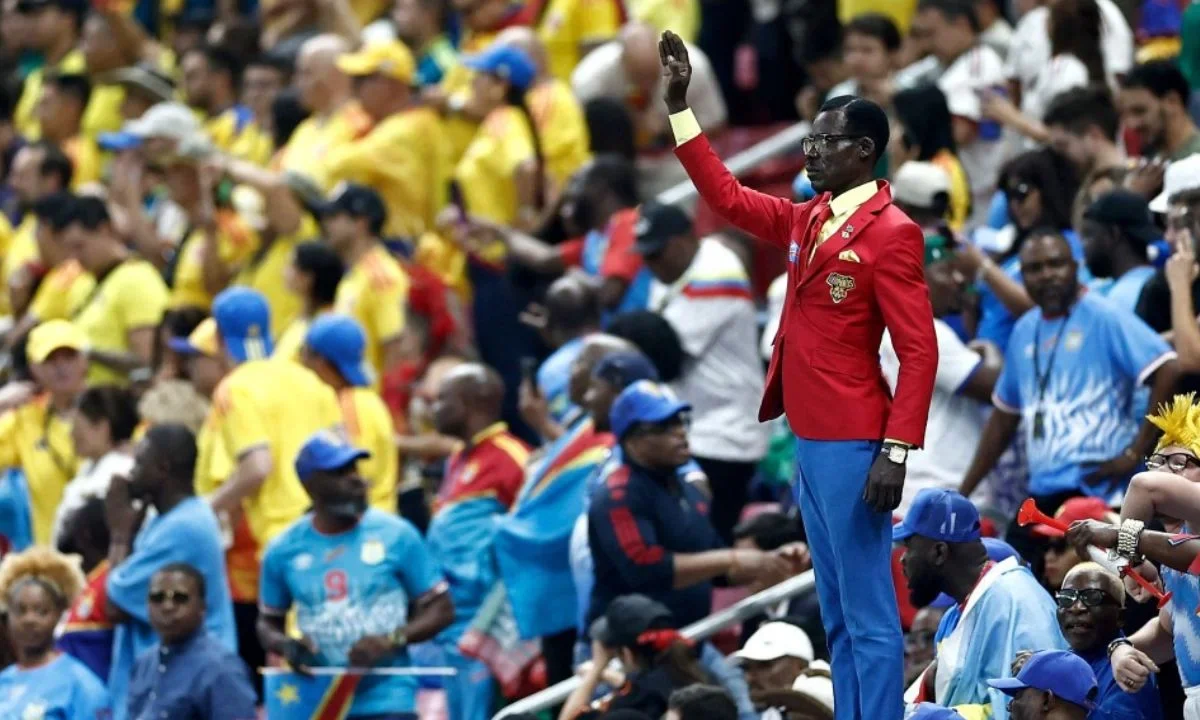 El hincha congoleño Michel Kuka Mboladinga (‘Lumumba Vea‘) se ha vuelto viral en redes sociales por emular a Patrice Émery.