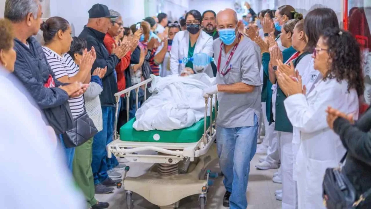 DESPEDIDA. Personal de salud y familiares despidieron a la joven con una emotiva valla de honor, aplausos y lágrimas de agradecimiento.