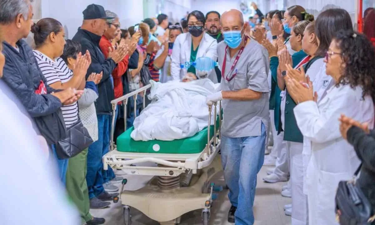 DESPEDIDA. Personal de salud y familiares despidieron a la joven con una emotiva valla de honor, aplausos y lágrimas de agradecimiento.