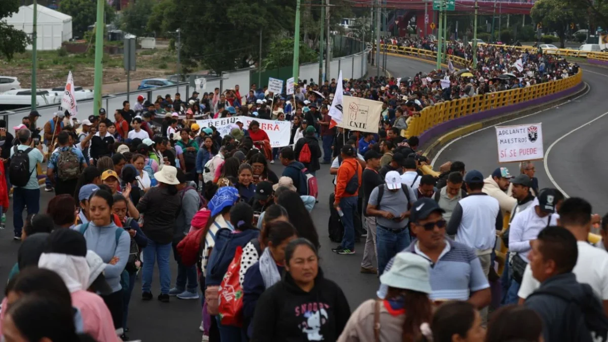 Contienen marcha de la CNTE rumbo a Estadio Ciudad de México; coordinadora regresa a Taxqueña