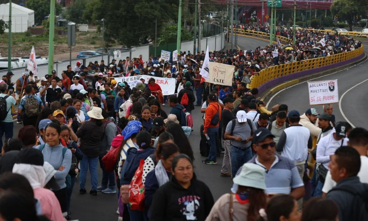 Contienen marcha de la CNTE rumbo a Estadio Ciudad de México; coordinadora regresa a Taxqueña