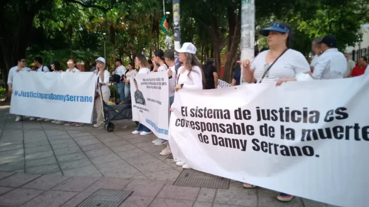 Familiares y amigos de Daniel Serrano Hernández realizaron la mañana de este lunes una marcha pacífica en Culiacán para exigir justicia.