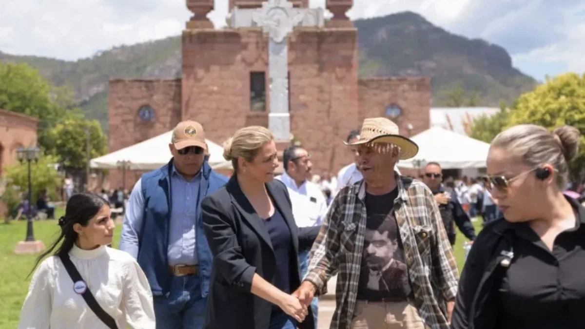 Maru Campos, gobernadora de Chihuahua, acudió a la misa en honor a los sacerdotes jesuitas Javier Campos y Joaquín César Mora.