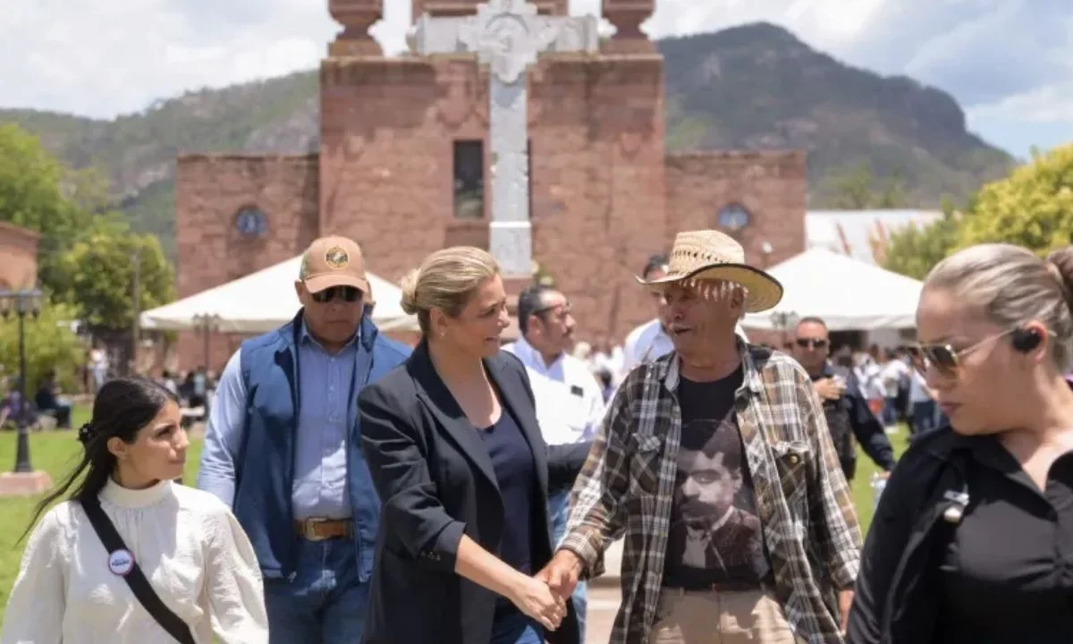 Maru Campos, gobernadora de Chihuahua, acudió a la misa en honor a los sacerdotes jesuitas Javier Campos y Joaquín César Mora.