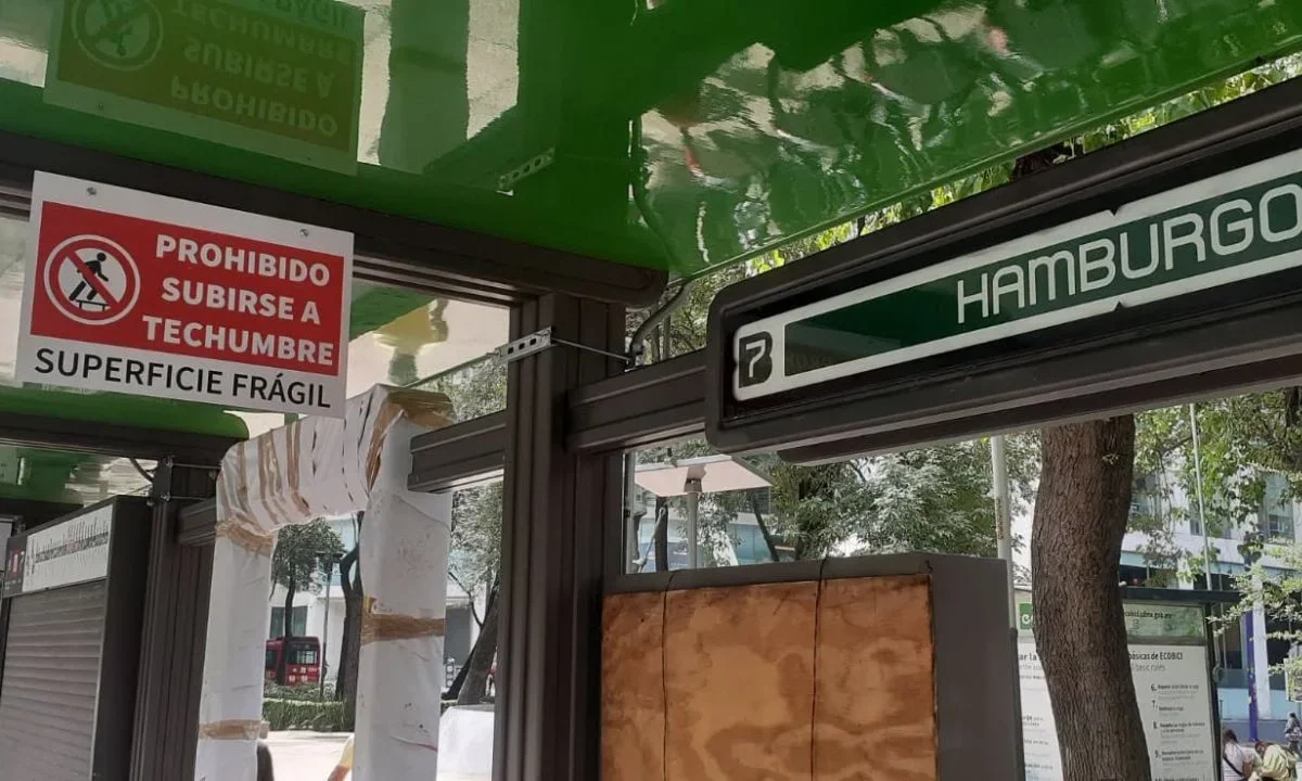 Tras los daños causados por el triunfo de México contra Corea, el Metrobús pidió a usuarios no subirse a los techos de las estaciones.