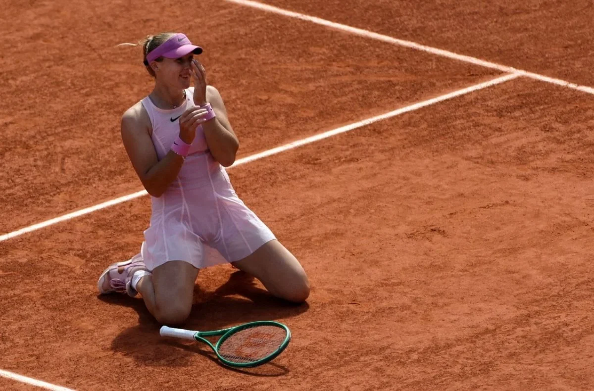 La rusa Mirra Andreeva besa el trofeo tras ganar la final individual femenina del Abierto de Francia contra la polaca Maja Chwalinska en la pista Philippe-Chatrier del complejo Roland-Garros