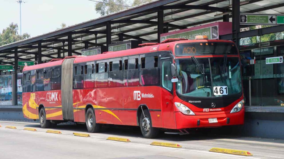 Durante este martes se registró la muerte de una persona al interior de una unidad del Metrobús.