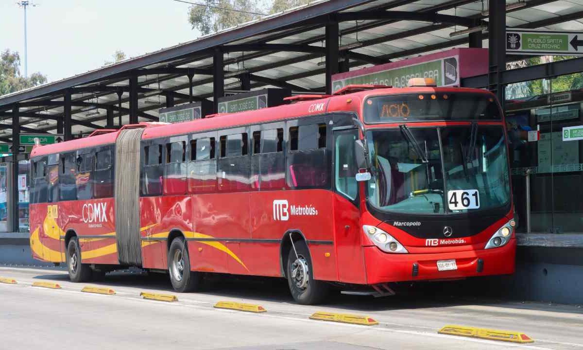 Durante este martes se registró la muerte de una persona al interior de una unidad del Metrobús.