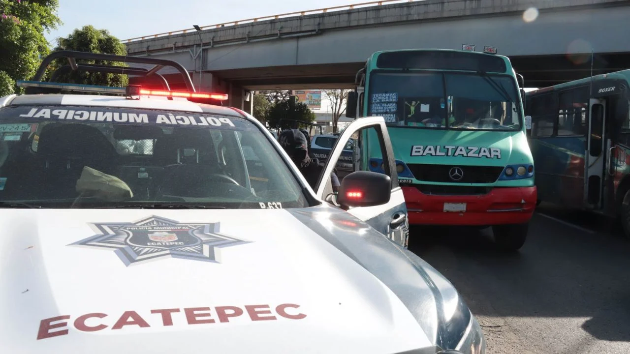 Mujer lesiona a un bebé tras apedrear un camión de transporte público en Ecatepec