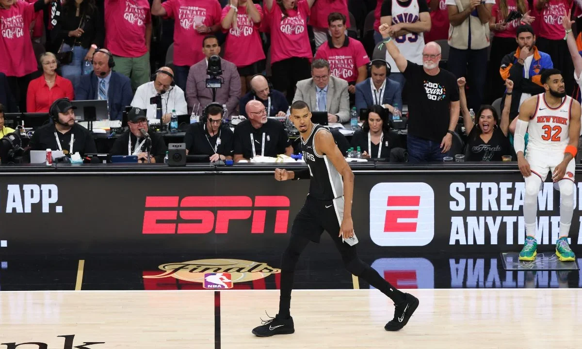 El vocero de la NBA informó que también vetará a un segundo individuo que tuvo participación en el incidente que detuvo unos minutos el juego.