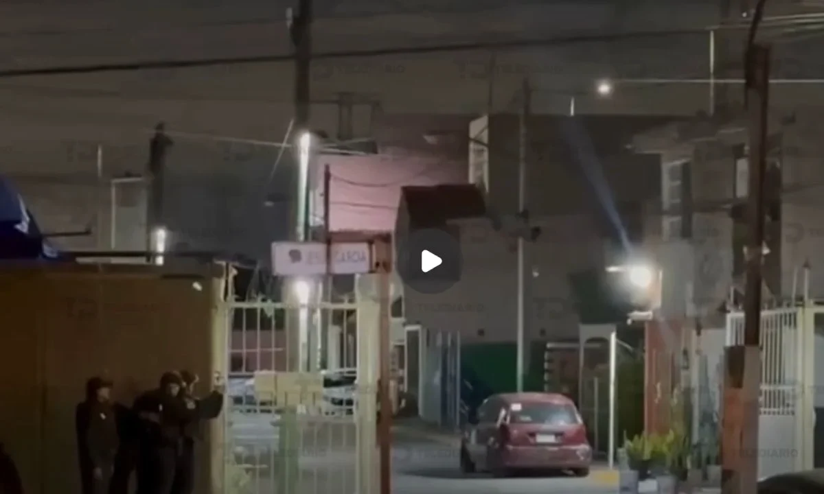 Una de las mujeres al interior del inmueble en Tecámac aseguró que no es víctima de violencia y les asusta la presencia de la policía. 