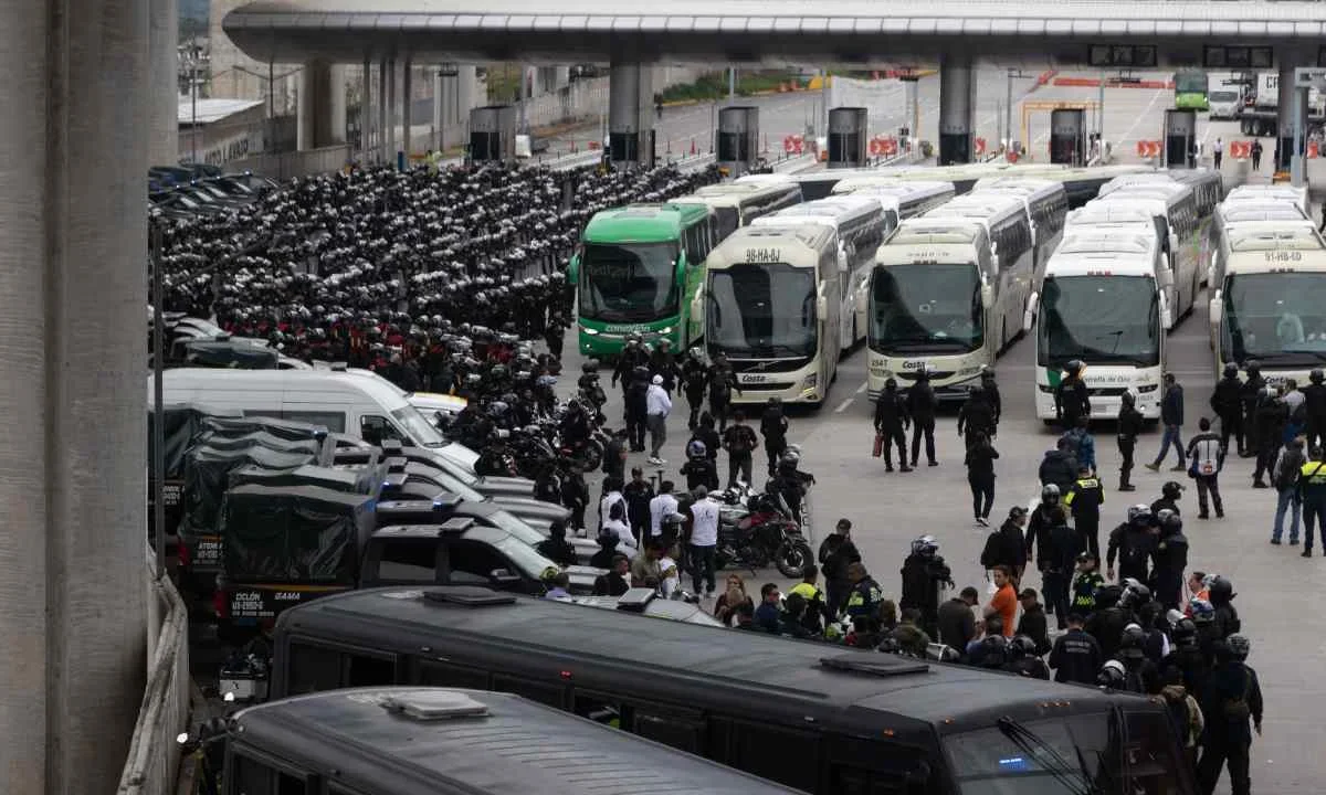 Normalistas, que se identifican como de Ayotzinapa, bloquean la caseta México-Cuernavaca.