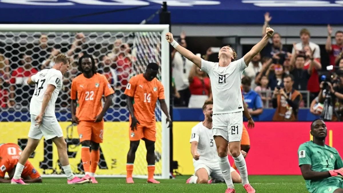 El centrocampista noruego Andreas Schjelderup (C), número 21 del ranking, reacciona tras la victoria de Noruega en el partido de dieciseisavos de final del Mundial de 2026 entre Costa de Marfil