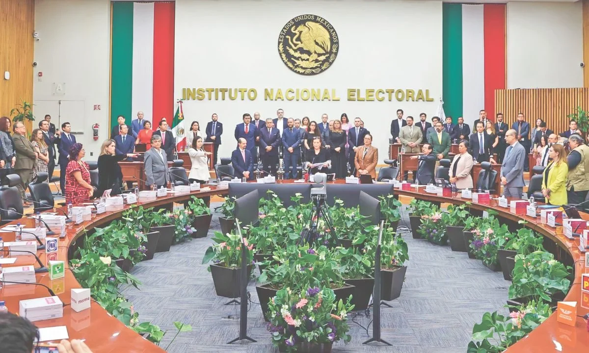 Los 3 nuevos consejeros del INE dejaron de lado la austeridad y tienen sueldos de hasta 104 mil pesos mensuales.
