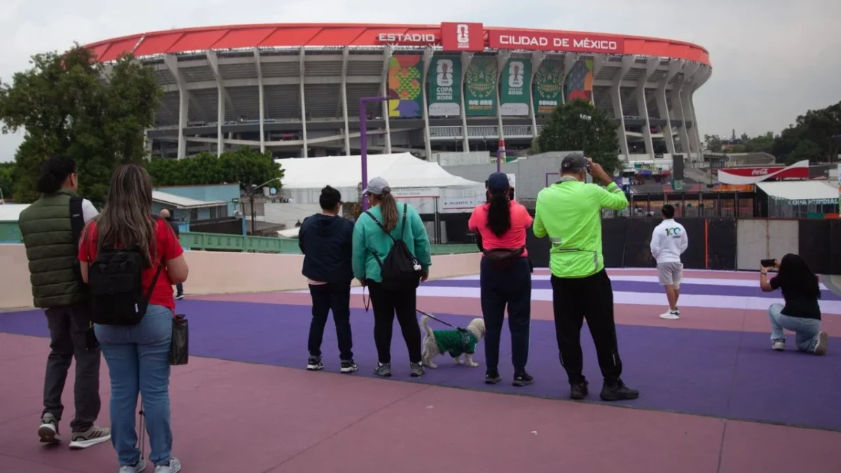 Palcohabientes del Estadio Ciudad de México, donde se inaugurará el Mundial, acudieron al inmueble para intentar ingresar a sus espacios.