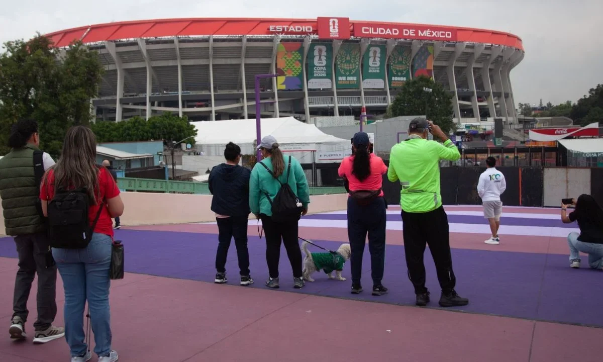 Palcohabientes del Estadio Ciudad de México, donde se inaugurará el Mundial, acudieron al inmueble para intentar ingresar a sus espacios.