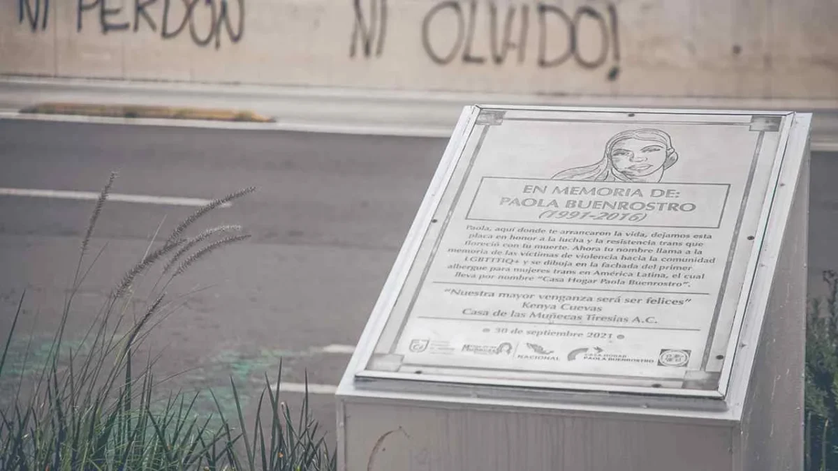 Recuerdo. Sobre avenida Puente de Alvarado, alcaldía Cuauhtémoc, está la placa en honor de Paola Buenrostro, mujer trans asesinada en ese lugar.