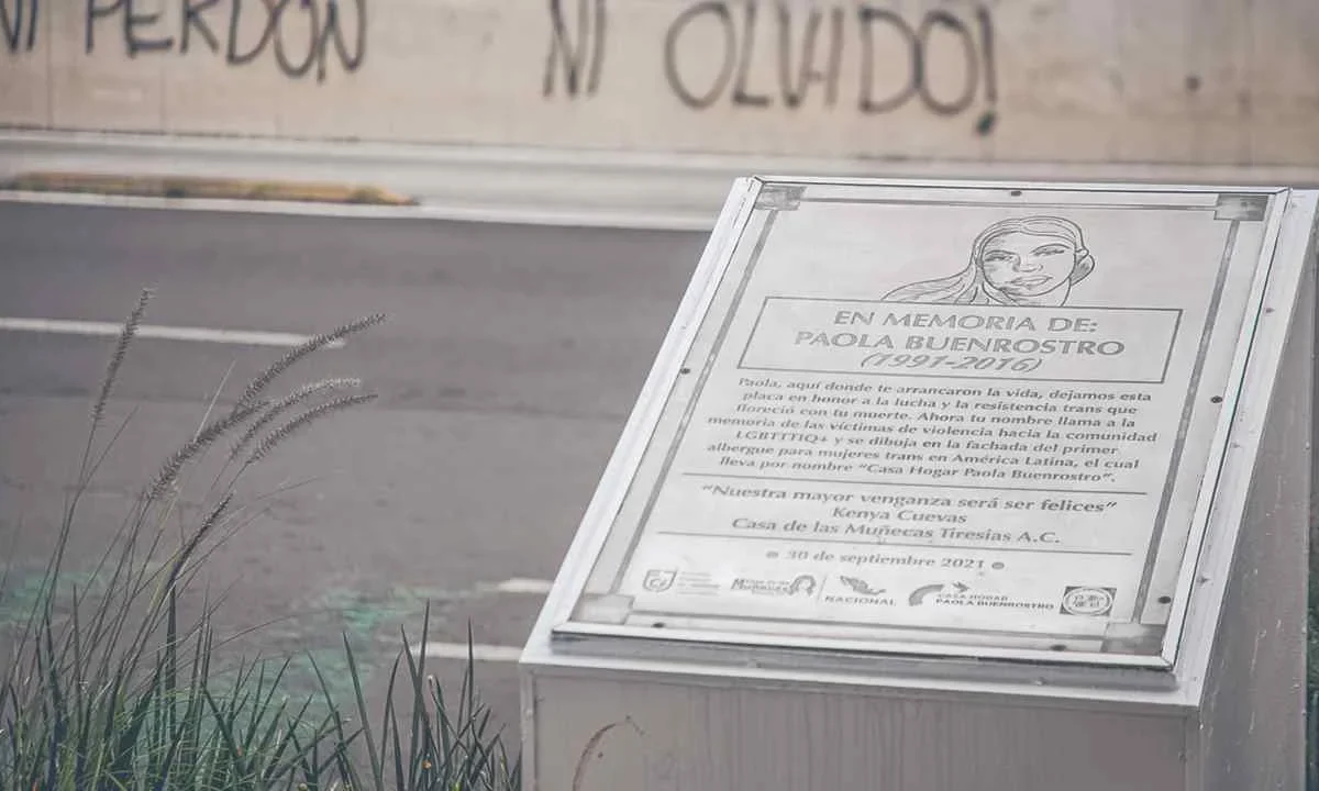 Recuerdo. Sobre avenida Puente de Alvarado, alcaldía Cuauhtémoc, está la placa en honor de Paola Buenrostro, mujer trans asesinada en ese lugar.