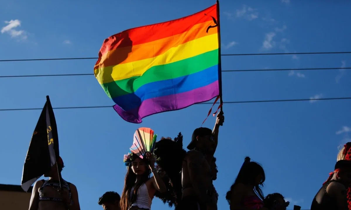 Pese a avances en visibilización y reconocimiento, fiscalías estatales mantienen a la comunidad LGBT+ en una 'zona de silencio'.