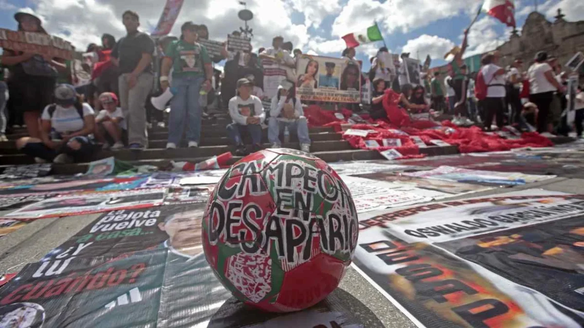 Previo al partido México vs Corea en Guadalajara, familiares despliegan carteles de desaparecidos.