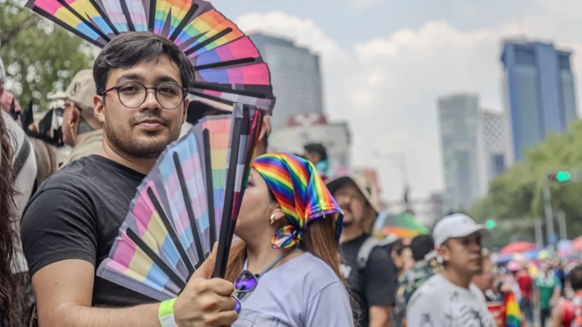 Con banderas de colores, abanicos y carros alegóricos arrancó el Pride 2026 donde participaron miles de miembros de la comunidad LGBTTTIQ+.