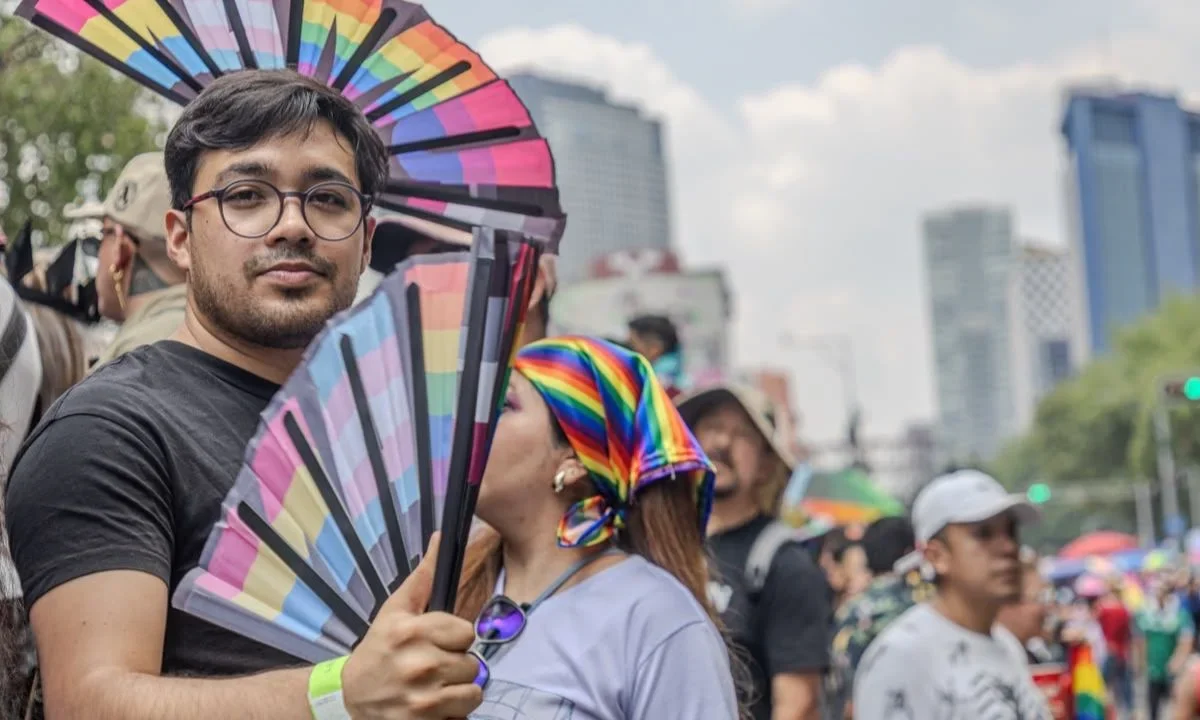 Con banderas de colores, abanicos y carros alegóricos arrancó el Pride 2026 donde participaron miles de miembros de la comunidad LGBTTTIQ+.