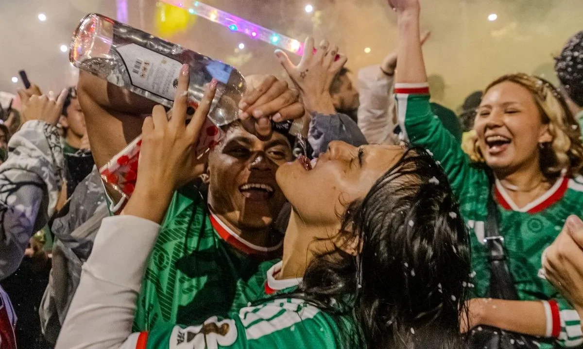 Tras los excesos en festejos por el triunfo de México sobre Corea, el gobierno capitalino impondría nuevas reglas sobre bebidas alcohólicas.