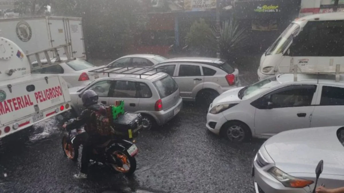 Las intensas lluvias en la CDMX provocaron inundaciones en la alcaldía Iztapalapa, afecta servicio en Línea A del Metro.