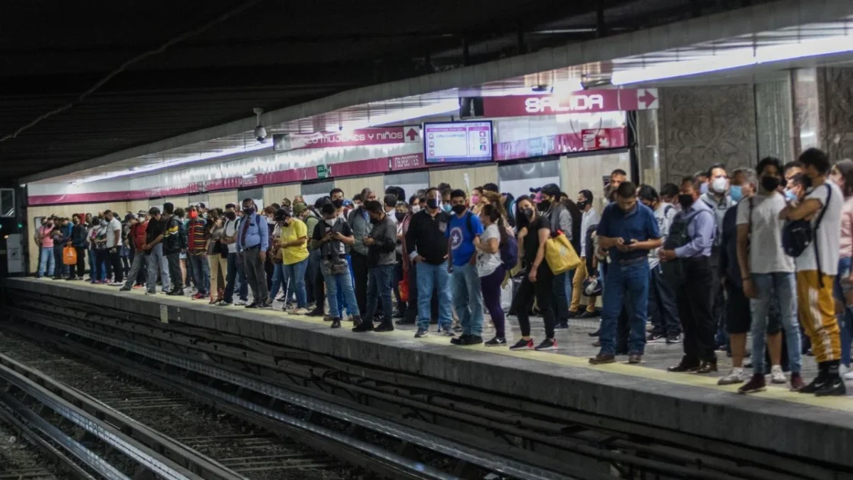 Tras el cierre de nueve estaciones de las líneas 1 y 5 del Metro por manifestantes, Adrián Rubalcava anunció la reanudación del servicio. 
