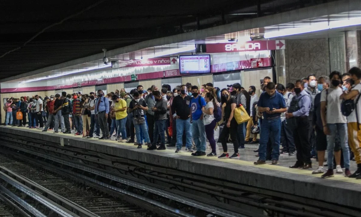 Tras el cierre de nueve estaciones de las líneas 1 y 5 del Metro por manifestantes, Adrián Rubalcava anunció la reanudación del servicio. 