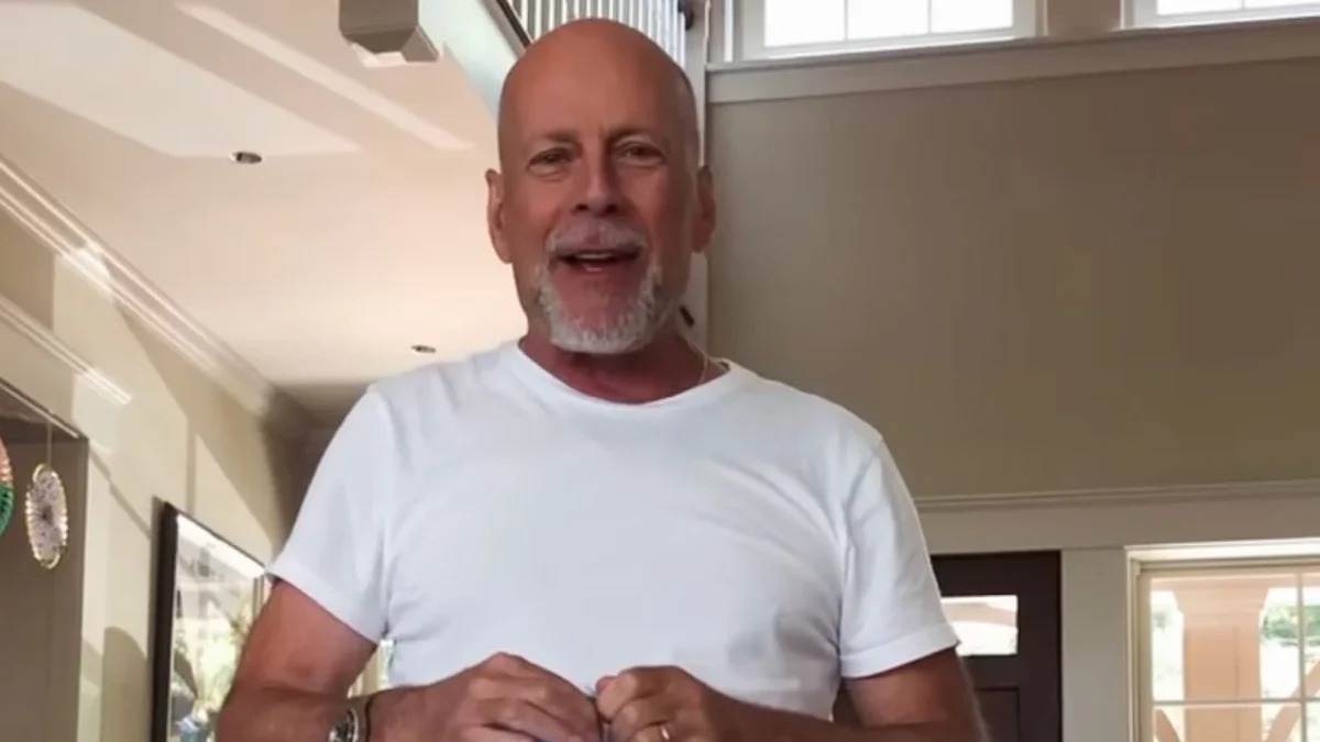 Bruce Willis reapareció en un video desde la cuenta de su esposa, Emma Heming, quien celebra sus 50 años junto al actor con demencia.