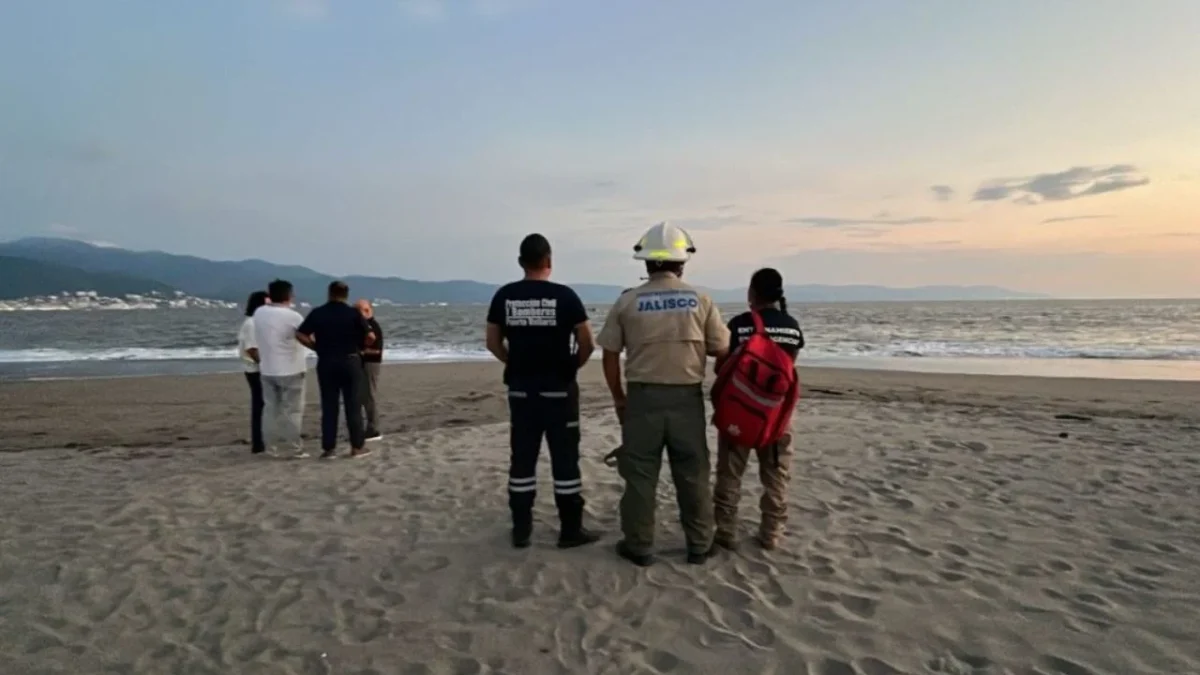 Elementos de rescate durante el operativo en Puerto Vallarta, donde fue localizado y recuperado el cuerpo sin vida de un joven presuntamente arrastrado por un cocodrilo la tarde del viernes