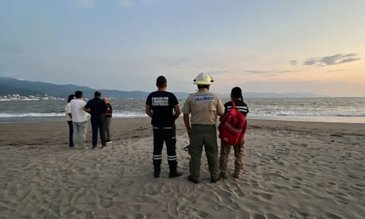 Elementos de rescate durante el operativo en Puerto Vallarta, donde fue localizado y recuperado el cuerpo sin vida de un joven presuntamente arrastrado por un cocodrilo la tarde del viernes