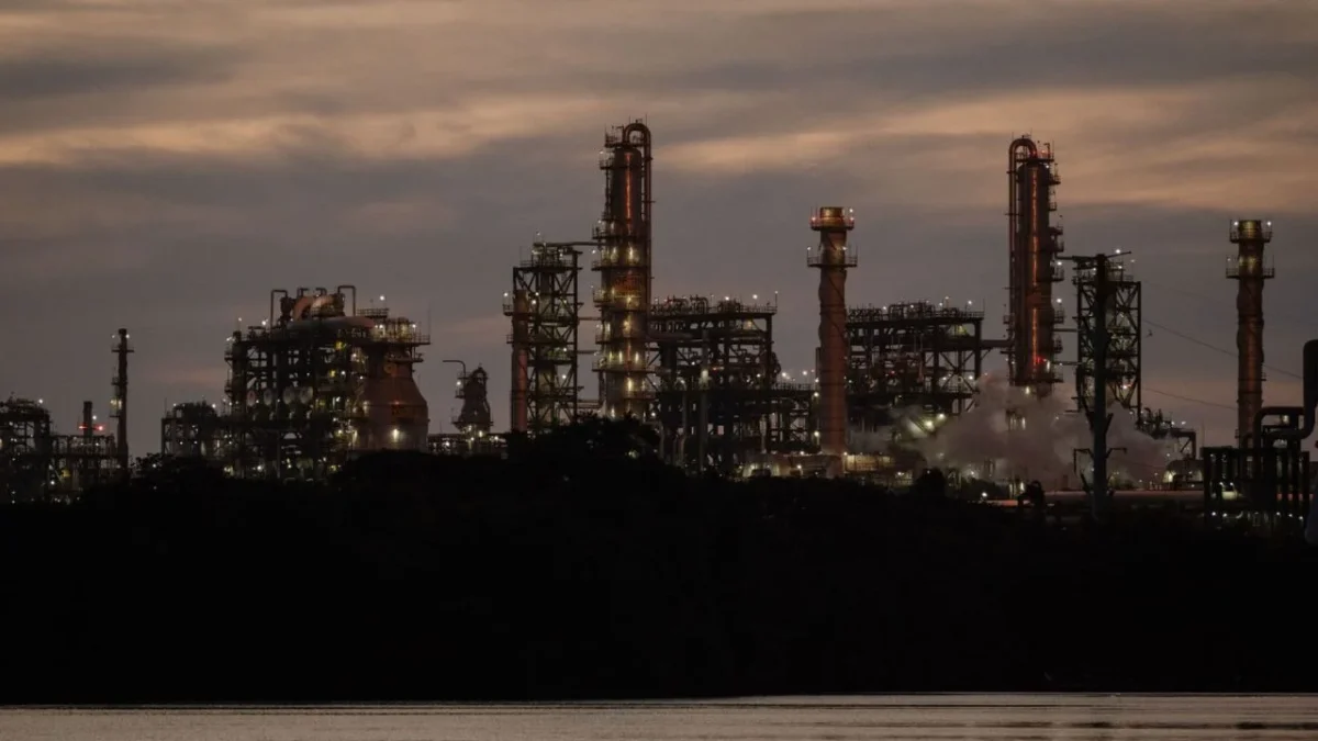 La Refinería Olmeca se encuentra en proceso de arranque luego de registrarse una falla en su sistema de generación eléctrica, informó Pemex.