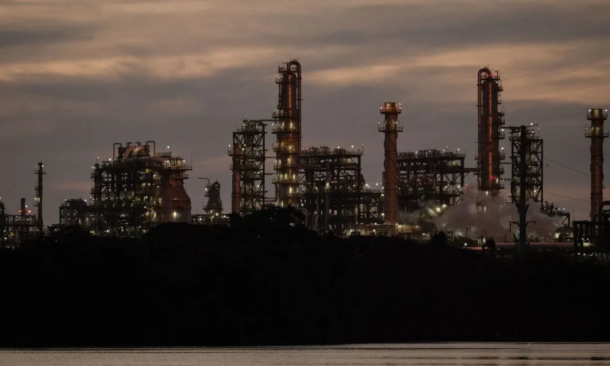 La Refinería Olmeca se encuentra en proceso de arranque luego de registrarse una falla en su sistema de generación eléctrica, informó Pemex.