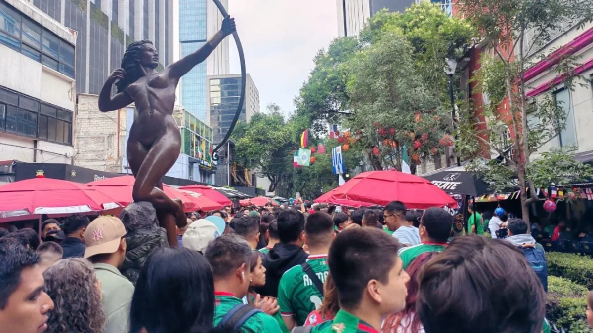 Reforma se cimbraba, la gente brincaba, espumas o latas de alcohol comenzaron a lanzarse al aire y ni la lluvia detuvo a los aficionados.