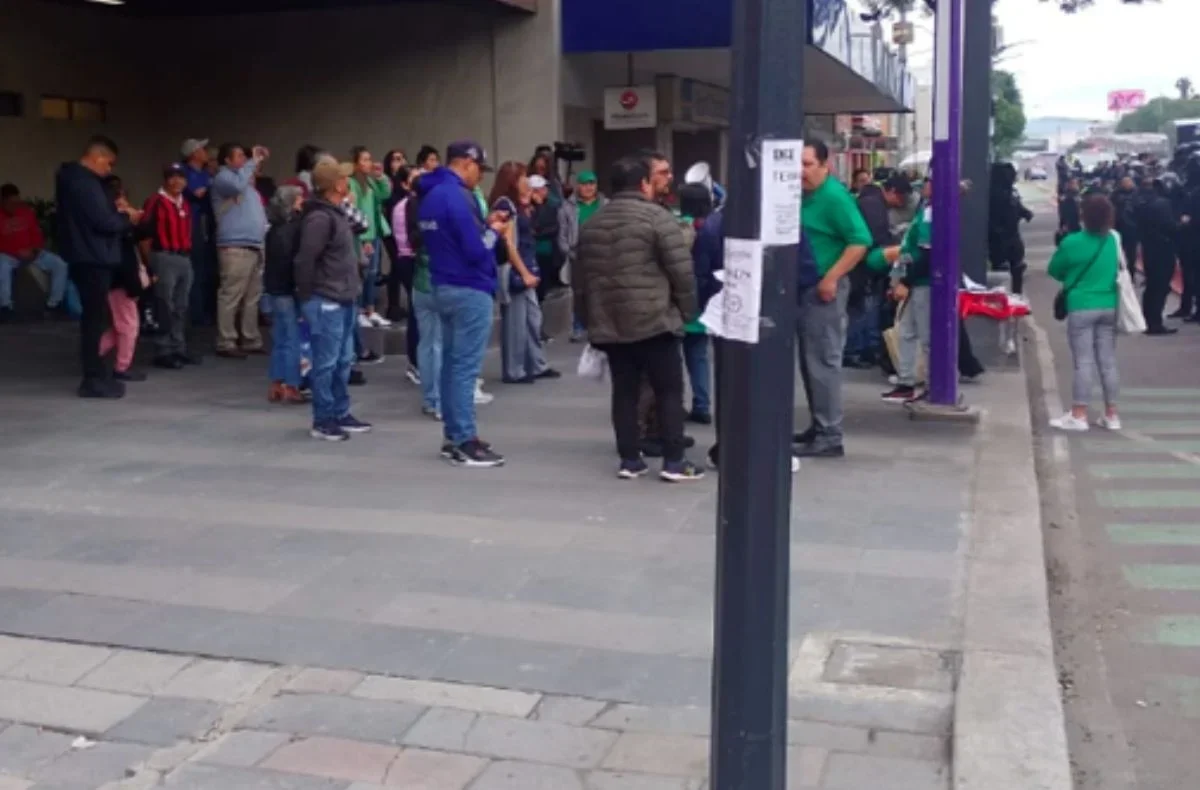 Concentración de manifestantes en Calz. de Tlalpan al Sur a la altura de la estación del Metro Viaducto, sin afectar vialidad